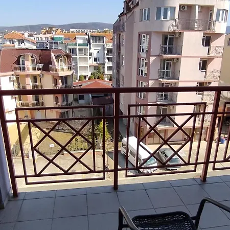 Plaza -студио Lägenhet Slăntjev Brjag